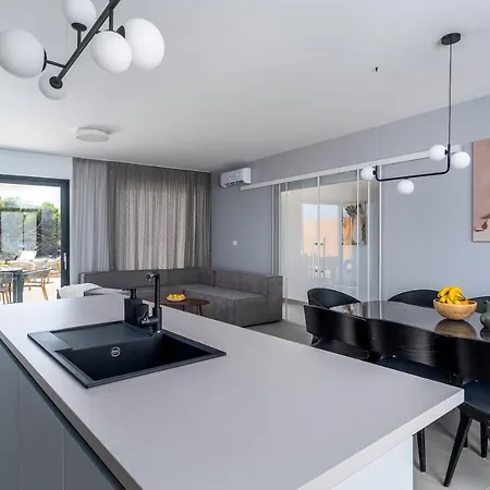 Bava With 4 En-suite Bedrooms, Heated 33 Sqm Pool