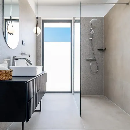 New! Bava With 4 En-suite Bedrooms, Heated 33 Sqm Pool
