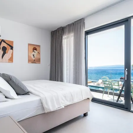 Bava With 4 En-suite Bedrooms, Heated 33 Sqm Pool 빌라 오미스